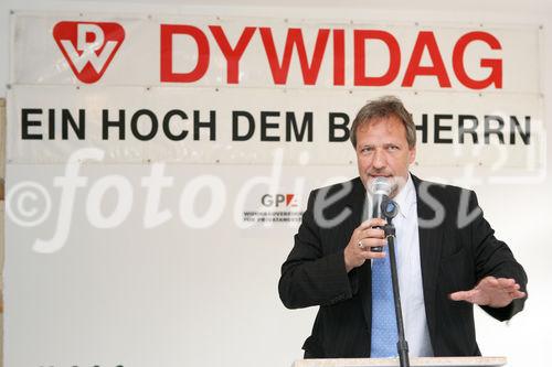 (C) fotodienst/Anna Rauchenberger - Wien, am 02.06.2009 - Heute lud die Wohnbauvereinigung für Privatangestellte gemeinnützige Ges.m.b.H. zur Feier der Dachgleiche zum Frauenwohnprojekt ro*sa im 22. Wiener Gemeindebezirk. FOTO: Mag. Michael Gehbauer, Geschäftsführer WBV-GPA