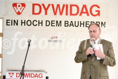 (C) fotodienst/Anna Rauchenberger - Wien, am 02.06.2009 - Heute lud die Wohnbauvereinigung für Privatangestellte gemeinnützige Ges.m.b.H. zur Feier der Dachgleiche zum Frauenwohnprojekt ro*sa im 22. Wiener Gemeindebezirk. FOTO: Walter Zwiauer, Vorstandsvorsitzender der GPA Privatstiftung