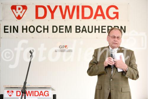 (C) fotodienst/Anna Rauchenberger - Wien, am 02.06.2009 - Heute lud die Wohnbauvereinigung für Privatangestellte gemeinnützige Ges.m.b.H. zur Feier der Dachgleiche zum Frauenwohnprojekt ro*sa im 22. Wiener Gemeindebezirk. FOTO: Walter Zwiauer, Vorstandsvorsitzender der GPA Privatstiftung