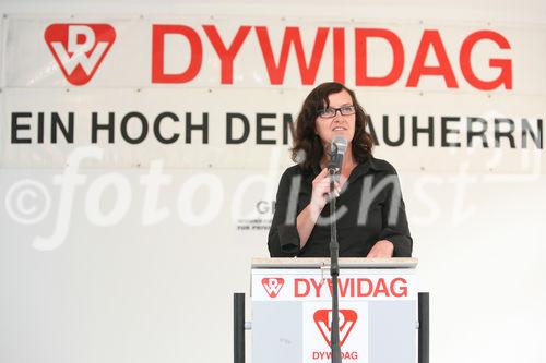 (C) fotodienst/Anna Rauchenberger - Wien, am 02.06.2009 - Heute lud die Wohnbauvereinigung für Privatangestellte gemeinnützige Ges.m.b.H. zur Feier der Dachgleiche zum Frauenwohnprojekt ro*sa im 22. Wiener Gemeindebezirk. FOTO: Prof. DI Dr. Sabine Pollak, Architektin des Hauses, Architekturbüro Koeb & Pollak