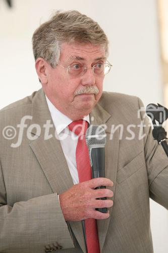 (C) fotodienst/Anna Rauchenberger - Wien, am 02.06.2009 - Heute lud die Wohnbauvereinigung für Privatangestellte gemeinnützige Ges.m.b.H. zur Feier der Dachgleiche zum Frauenwohnprojekt ro*sa im 22. Wiener Gemeindebezirk. FOTO: Prok. Ing. Dieter Orthner, Baufirma Dywidag