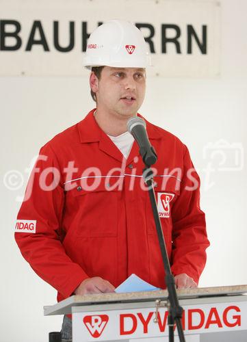 (C) fotodienst/Anna Rauchenberger - Wien, am 02.06.2009 - Heute lud die Wohnbauvereinigung für Privatangestellte gemeinnützige Ges.m.b.H. zur Feier der Dachgleiche zum Frauenwohnprojekt ro*sa im 22. Wiener Gemeindebezirk. FOTO: ein Geselle spricht den traditionellen 'Lehrlingsspruch'