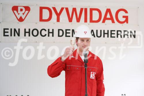 (C) fotodienst/Anna Rauchenberger - Wien, am 02.06.2009 - Heute lud die Wohnbauvereinigung für Privatangestellte gemeinnützige Ges.m.b.H. zur Feier der Dachgleiche zum Frauenwohnprojekt ro*sa im 22. Wiener Gemeindebezirk. FOTO: ein Geselle spricht den traditionellen 'Lehrlingsspruch'