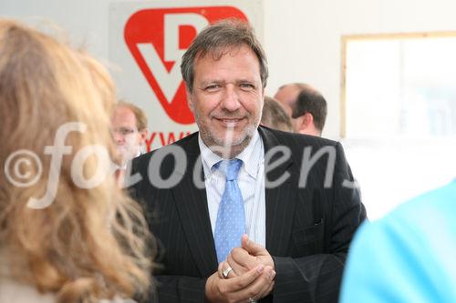 (C) fotodienst/Anna Rauchenberger - Wien, am 02.06.2009 - Heute lud die Wohnbauvereinigung für Privatangestellte gemeinnützige Ges.m.b.H. zur Feier der Dachgleiche zum Frauenwohnprojekt ro*sa im 22. Wiener Gemeindebezirk. FOTO: Mag. Michael Gehbauer, Geschäftsführer WBV-GPA