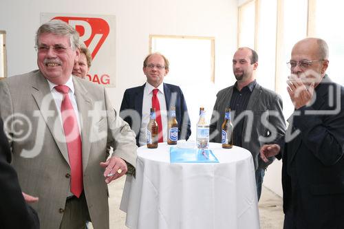 (C) fotodienst/Anna Rauchenberger - Wien, am 02.06.2009 - Heute lud die Wohnbauvereinigung für Privatangestellte gemeinnützige Ges.m.b.H. zur Feier der Dachgleiche zum Frauenwohnprojekt ro*sa im 22. Wiener Gemeindebezirk. 