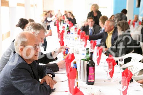 (C) fotodienst/Anna Rauchenberger - Wien, am 02.06.2009 - Heute lud die Wohnbauvereinigung für Privatangestellte gemeinnützige Ges.m.b.H. zur Feier der Dachgleiche zum Frauenwohnprojekt ro*sa im 22. Wiener Gemeindebezirk. 