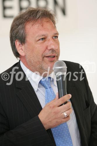 (C) fotodienst/Anna Rauchenberger - Wien, am 02.06.2009 - Heute lud die Wohnbauvereinigung für Privatangestellte gemeinnützige Ges.m.b.H. zur Feier der Dachgleiche zum Frauenwohnprojekt ro*sa im 22. Wiener Gemeindebezirk. FOTO: Mag. Michael Gehbauer, Geschäftsführer WBV-GPA