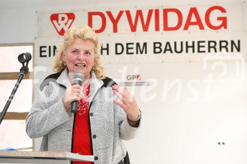 (C) fotodienst/Anna Rauchenberger - Wien, am 02.06.2009 - Heute lud die Wohnbauvereinigung für Privatangestellte gemeinnützige Ges.m.b.H. zur Feier der Dachgleiche zum Frauenwohnprojekt ro*sa im 22. Wiener Gemeindebezirk. FOTO: Bezirksrätin Margarete Pelikan