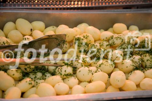 (c)fotodienst / Christopher Ohmeyer Lang Enzersdorf 28.5.2009

Quester lud seine Kunden zum Spargelfest in die Filiale Langenzersdorf. Etwa 900 Leute fanden sich im großen Festzelt vor der Filiale ein.  