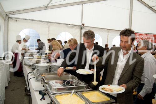 (c)fotodienst / Christopher Ohmeyer Lang Enzersdorf 28.5.2009

Quester lud seine Kunden zum Spargelfest in die Filiale Langenzersdorf. Etwa 900 Leute fanden sich im großen Festzelt vor der Filiale ein.  