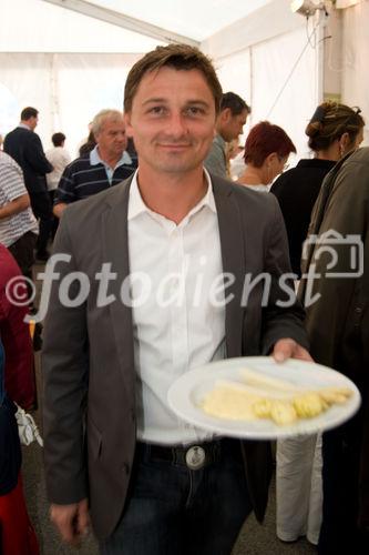 (c)fotodienst / Christopher Ohmeyer Lang Enzersdorf 28.5.2009

Quester lud seine Kunden zum Spargelfest in die Filiale Langenzersdorf. Etwa 900 Leute fanden sich im großen Festzelt vor der Filiale ein.  
Foto: Stefan Türk (Henkel C.E.E - ADM)