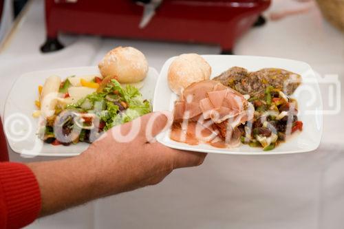 (c)fotodienst / Christopher Ohmeyer Lang Enzersdorf 28.5.2009

Quester lud seine Kunden zum Spargelfest in die Filiale Langenzersdorf. Etwa 900 Leute fanden sich im großen Festzelt vor der Filiale ein.  