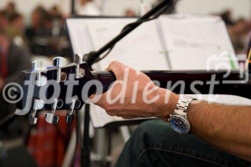(c)fotodienst / Christopher Ohmeyer Lang Enzersdorf 28.5.2009

Quester lud seine Kunden zum Spargelfest in die Filiale Langenzersdorf. Etwa 900 Leute fanden sich im großen Festzelt vor der Filiale ein.  