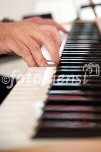 (c)fotodienst / Christopher Ohmeyer Lang Enzersdorf 28.5.2009

Quester lud seine Kunden zum Spargelfest in die Filiale Langenzersdorf. Etwa 900 Leute fanden sich im großen Festzelt vor der Filiale ein.  