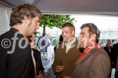 (c)fotodienst / Christopher Ohmeyer Lang Enzersdorf 28.5.2009

Quester lud seine Kunden zum Spargelfest in die Filiale Langenzersdorf. Etwa 900 Leute fanden sich im großen Festzelt vor der Filiale ein.  
Foto:  Andreas Baier (KNAUF), Markus Schierhuber (Knauf Insulation), Alfred Schwinghammer (Quester)