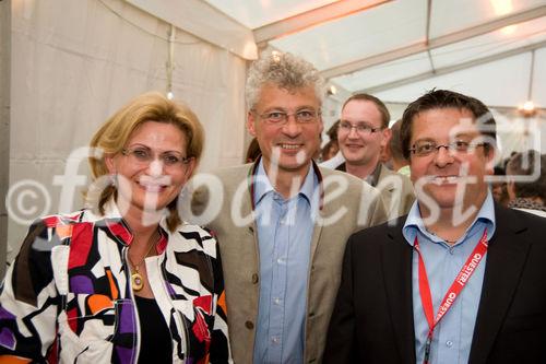 (c)fotodienst / Christopher Ohmeyer Lang Enzersdorf 28.5.2009

Quester lud seine Kunden zum Spargelfest in die Filiale Langenzersdorf. Etwa 900 Leute fanden sich im großen Festzelt vor der Filiale ein.  
Foto: Familie Aichinger (Bauprofi Aichinger), Rupert Schiefer (Verkaufsleitung Ost Quester)