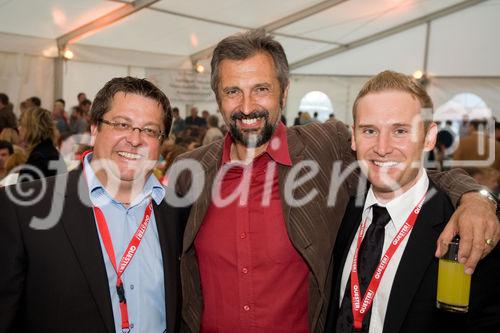 (c)fotodienst / Christopher Ohmeyer Lang Enzersdorf 28.5.2009

Quester lud seine Kunden zum Spargelfest in die Filiale Langenzersdorf. Etwa 900 Leute fanden sich im großen Festzelt vor der Filiale ein.  
Foto:  Rupert Schiefer (Verkaufsleitung Ost Quester), Nikolaus Peithner (P.E.W. Peithner), .Thomas Moser (Außendienst Quester)
