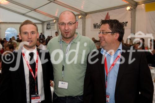 (c)fotodienst / Christopher Ohmeyer Lang Enzersdorf 28.5.2009

Quester lud seine Kunden zum Spargelfest in die Filiale Langenzersdorf. Etwa 900 Leute fanden sich im großen Festzelt vor der Filiale ein.  
Foto: Thomas Moser (Außendienst Quester) Andreas Finker (Hasler) Rupert Schiefer (Verkaufsleitung Ost Quester)