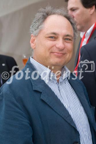 (c)fotodienst / Christopher Ohmeyer Lang Enzersdorf 28.5.2009

Quester lud seine Kunden zum Spargelfest in die Filiale Langenzersdorf. Etwa 900 Leute fanden sich im großen Festzelt vor der Filiale ein.  
Foto: Franz Rapf (Baumit Wopfinger)