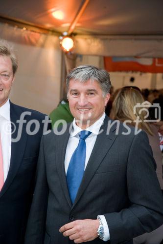 (c)fotodienst / Christopher Ohmeyer Lang Enzersdorf 28.5.2009

Quester lud seine Kunden zum Spargelfest in die Filiale Langenzersdorf. Etwa 900 Leute fanden sich im großen Festzelt vor der Filiale ein.  
Foto: Thomas Salat (Baumit Wopfinger)