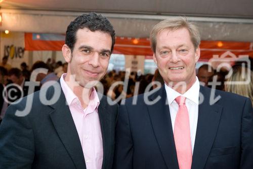 (c)fotodienst / Christopher Ohmeyer Lang Enzersdorf 28.5.2009

Quester lud seine Kunden zum Spargelfest in die Filiale Langenzersdorf. Etwa 900 Leute fanden sich im großen Festzelt vor der Filiale ein.  
Foto: Martin Lackner (Geschäftsführer ACO), Ulrich Paulmann (Geschäftsführer Quester)