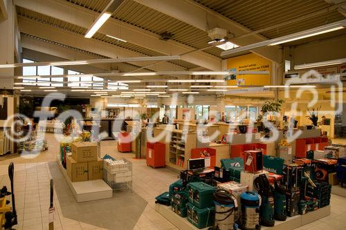 (c)fotodienst / Christopher Ohmeyer Lang Enzersdorf 28.5.2009

Quester lud seine Kunden zum Spargelfest in die Filiale Langenzersdorf. Etwa 900 Leute fanden sich im großen Festzelt vor der Filiale ein.  