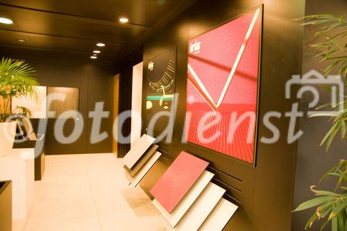 (c)fotodienst / Christopher Ohmeyer Lang Enzersdorf 28.5.2009

Quester lud seine Kunden zum Spargelfest in die Filiale Langenzersdorf. Etwa 900 Leute fanden sich im großen Festzelt vor der Filiale ein.  
Foto: Quester Filiale Langenzersdorf