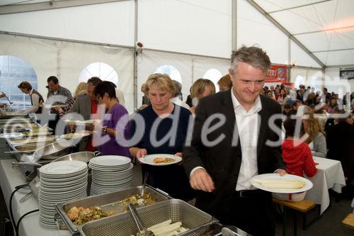 (c)fotodienst / Christopher Ohmeyer Lang Enzersdorf 28.5.2009

Quester lud seine Kunden zum Spargelfest in die Filiale Langenzersdorf. Etwa 900 Leute fanden sich im großen Festzelt vor der Filiale ein.  