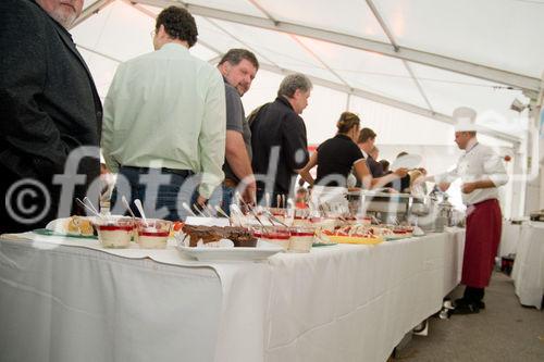 (c)fotodienst / Christopher Ohmeyer Lang Enzersdorf 28.5.2009

Quester lud seine Kunden zum Spargelfest in die Filiale Langenzersdorf. Etwa 900 Leute fanden sich im großen Festzelt vor der Filiale ein.  