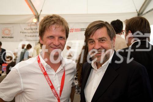 (c)fotodienst / Christopher Ohmeyer Lang Enzersdorf 28.5.2009

Quester lud seine Kunden zum Spargelfest in die Filiale Langenzersdorf. Etwa 900 Leute fanden sich im großen Festzelt vor der Filiale ein.  