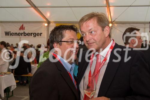 (c)fotodienst / Christopher Ohmeyer Lang Enzersdorf 28.5.2009

Quester lud seine Kunden zum Spargelfest in die Filiale Langenzersdorf. Etwa 900 Leute fanden sich im großen Festzelt vor der Filiale ein.  
Foto: Rupert Schiefer (Verkaufsleitung Ost Quester), Ulrich Paulmann (Geschäftsführer Quester)