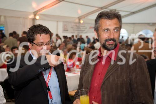 (c)fotodienst / Christopher Ohmeyer Lang Enzersdorf 28.5.2009

Quester lud seine Kunden zum Spargelfest in die Filiale Langenzersdorf. Etwa 900 Leute fanden sich im großen Festzelt vor der Filiale ein.  
Foto:  Rupert Schiefer (Verkaufsleitung Ost Quester), Nikolaus Peithner (P.E.W. Peithner)
