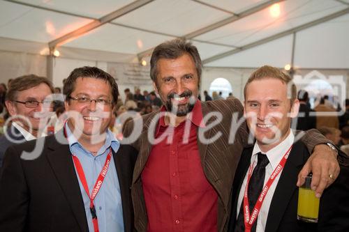 (c)fotodienst / Christopher Ohmeyer Lang Enzersdorf 28.5.2009

Quester lud seine Kunden zum Spargelfest in die Filiale Langenzersdorf. Etwa 900 Leute fanden sich im großen Festzelt vor der Filiale ein.  
Foto:  Rupert Schiefer (Verkaufsleitung Ost Quester), Nikolaus Peithner (P.E.W. Peithner), .Thomas Moser (Außendienst Quester)