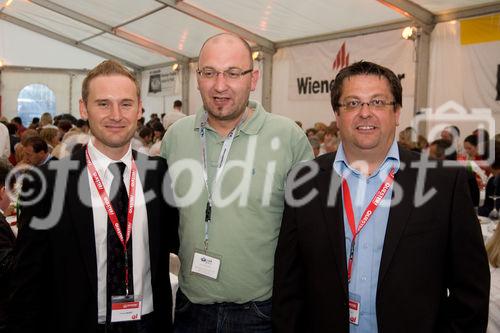 (c)fotodienst / Christopher Ohmeyer Lang Enzersdorf 28.5.2009

Quester lud seine Kunden zum Spargelfest in die Filiale Langenzersdorf. Etwa 900 Leute fanden sich im großen Festzelt vor der Filiale ein.  
Foto: Thomas Moser (Außendienst Quester) Andreas Finker (Hasler) Rupert Schiefer (Verkaufsleitung Ost Quester)