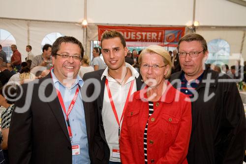(c)fotodienst / Christopher Ohmeyer Lang Enzersdorf 28.5.2009

Quester lud seine Kunden zum Spargelfest in die Filiale Langenzersdorf. Etwa 900 Leute fanden sich im großen Festzelt vor der Filiale ein.  Foto: Rupert Schiefer (Quester VKL Ost)
Huber Florian (Quester ADM)
Herr und Frau Ladislav und Helga Meister  (Fa. Loga Bau)
