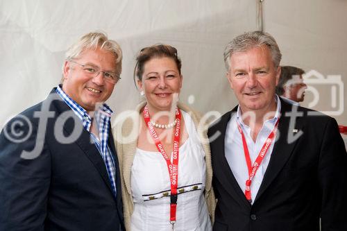 (c)fotodienst / Christopher Ohmeyer Lang Enzersdorf 28.5.2009

Quester lud seine Kunden zum Spargelfest in die Filiale Langenzersdorf. Etwa 900 Leute fanden sich im großen Festzelt vor der Filiale ein.  