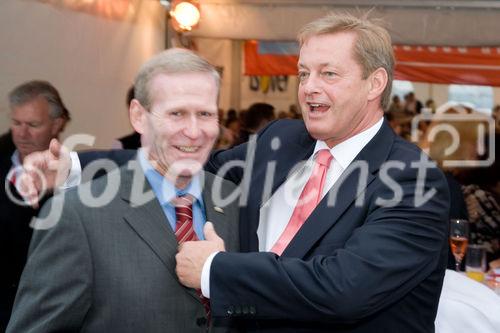 (c)fotodienst / Christopher Ohmeyer Lang Enzersdorf 28.5.2009

Quester lud seine Kunden zum Spargelfest in die Filiale Langenzersdorf. Etwa 900 Leute fanden sich im großen Festzelt vor der Filiale ein.  
Foto: Franz Hartmann (ISOVER), Ulrich Paulmann (Geschäftsführer Quester)