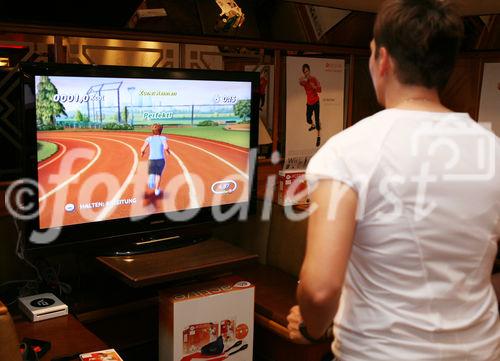 (C) fotodienst/Anna Rauchenberger - Wien, am 20.05.2009 - Heute wurde im Café Le Backo auf der Mariahilferstraße das neue Fitnessprodukt 'EA SPORTS Active Personal Trainer' für die Wii Spielkonsole vorgestellt. Das Fitnessprodukt beinhaltet einen Personal Trainer, der einen individuellen und abwechslungsreichen 30-Tage Trainigsplan entwirft. Die täglichen Trainigseinheiten sind sportwissenschaftlich fundiert und wirksam, können aber im Komfort des eigenen Wohnzimmers absolviert werden. FOTO: Testimonial Michaela Dorfmeister, Doppel-Olympiasiegerin, zeigt, wie das Produkt funktioniert. 