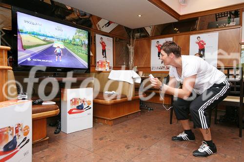 (C) fotodienst/Anna Rauchenberger - Wien, am 20.05.2009 - Heute wurde im Café Le Backo auf der Mariahilferstraße das neue Fitnessprodukt 'EA SPORTS Active Personal Trainer' für die Wii Spielkonsole vorgestellt. Das Fitnessprodukt beinhaltet einen Personal Trainer, der einen individuellen und abwechslungsreichen 30-Tage Trainigsplan entwirft. Die täglichen Trainigseinheiten sind sportwissenschaftlich fundiert und wirksam, können aber im Komfort des eigenen Wohnzimmers absolviert werden. FOTO: Testimonial Michaela Dorfmeister, Doppel-Olympiasiegerin, zeigt, wie das Produkt funktioniert. 