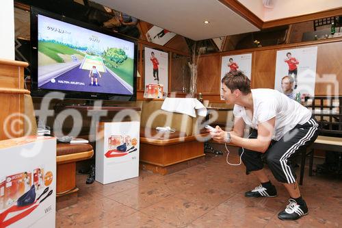 (C) fotodienst/Anna Rauchenberger - Wien, am 20.05.2009 - Heute wurde im Café Le Backo auf der Mariahilferstraße das neue Fitnessprodukt 'EA SPORTS Active Personal Trainer' für die Wii Spielkonsole vorgestellt. Das Fitnessprodukt beinhaltet einen Personal Trainer, der einen individuellen und abwechslungsreichen 30-Tage Trainigsplan entwirft. Die täglichen Trainigseinheiten sind sportwissenschaftlich fundiert und wirksam, können aber im Komfort des eigenen Wohnzimmers absolviert werden. FOTO: Testimonial Michaela Dorfmeister, Doppel-Olympiasiegerin, zeigt, wie das Produkt funktioniert. 