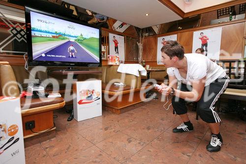 (C) fotodienst/Anna Rauchenberger - Wien, am 20.05.2009 - Heute wurde im Café Le Backo auf der Mariahilferstraße das neue Fitnessprodukt 'EA SPORTS Active Personal Trainer' für die Wii Spielkonsole vorgestellt. Das Fitnessprodukt beinhaltet einen Personal Trainer, der einen individuellen und abwechslungsreichen 30-Tage Trainigsplan entwirft. Die täglichen Trainigseinheiten sind sportwissenschaftlich fundiert und wirksam, können aber im Komfort des eigenen Wohnzimmers absolviert werden. FOTO: Testimonial Michaela Dorfmeister, Doppel-Olympiasiegerin, zeigt, wie das Produkt funktioniert. 