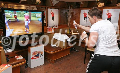 (C) fotodienst/Anna Rauchenberger - Wien, am 20.05.2009 - Heute wurde im Café Le Backo auf der Mariahilferstraße das neue Fitnessprodukt 'EA SPORTS Active Personal Trainer' für die Wii Spielkonsole vorgestellt. Das Fitnessprodukt beinhaltet einen Personal Trainer, der einen individuellen und abwechslungsreichen 30-Tage Trainigsplan entwirft. Die täglichen Trainigseinheiten sind sportwissenschaftlich fundiert und wirksam, können aber im Komfort des eigenen Wohnzimmers absolviert werden. FOTO: Testimonial Michaela Dorfmeister, Doppel-Olympiasiegerin, zeigt, wie das Produkt funktioniert. 