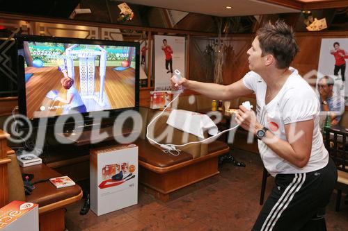 (C) fotodienst/Anna Rauchenberger - Wien, am 20.05.2009 - Heute wurde im Café Le Backo auf der Mariahilferstraße das neue Fitnessprodukt 'EA SPORTS Active Personal Trainer' für die Wii Spielkonsole vorgestellt. Das Fitnessprodukt beinhaltet einen Personal Trainer, der einen individuellen und abwechslungsreichen 30-Tage Trainigsplan entwirft. Die täglichen Trainigseinheiten sind sportwissenschaftlich fundiert und wirksam, können aber im Komfort des eigenen Wohnzimmers absolviert werden. FOTO: Testimonial Michaela Dorfmeister, Doppel-Olympiasiegerin, zeigt, wie das Produkt funktioniert. 