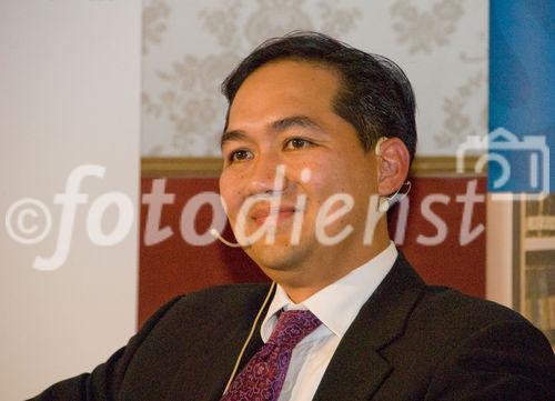 Am 14. 5. 2009 fand im kleinen Festsaal der Universität Wien eine Diskussion statt, unter dem Thema: Begegnung mit der Wirtschaftskrise
Muhammad Lutfi (Chairman Investment Board of Indonesia)