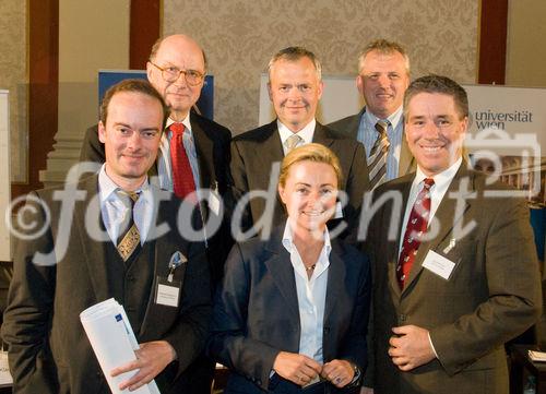 Am 14. 5. 2009 fand im kleinen Festsaal der Universität Wien eine Diskussion statt, unter dem Thema: Begegnung mit der Wirtschaftskrise. 
oben: Klaus Emmerich (ORF), Kurt Blecha (Deloitte), Michael Jäger (Bund der Steuerzahler)
unten: Michael Wohlgemuth (Universität Freiburg), Barbara Kolm (Hayek Institut), Dan Mitchell (Cato Institute)