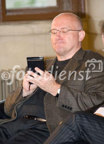 Am 14. 5. 2009 fand im kleinen Festsaal der Universität Wien eine Diskussion statt, unter dem Thema: Begegnung mit der Wirtschaftskrise. Daniel THORNILEY (The
Economist)
