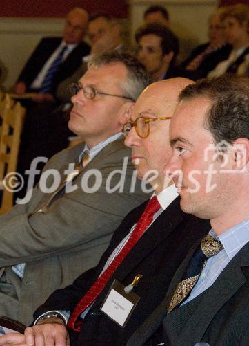 Am 14. 5. 2009 fand im kleinen Festsaal der Universität Wien eine Diskussion statt, unter dem Thema: Begegnung mit der Wirtschaftskrise.
v.l. Michael Jäger (Bund der Steuerzahler), Klaus Emmerich (ORF), Michael Wohlgemuth (Universität Freiburg)