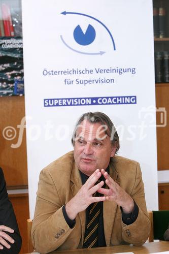 (C) fotodienst/Anna Rauchenberger - Wien, am 14.05.2009 - Für SupervisorInnen und Coaches ist die Fähigkeit, sich in die Gedanken- und Gefühlswelt ihrer KlientInnen hineinversetzen zu können, von zentraler Bedeutung. Die Fachtagung der Österreichischen Vereinigung für Supervision (ÖVS) von 15.-16. Mai in Salzburg präsentiert neueste Erkenntnisse der Hirnforschung. FOTO: Dr. Wolfgang Knopf, Vorsitzender der Österreichischen Vereinigung für Supervision, ÖVS