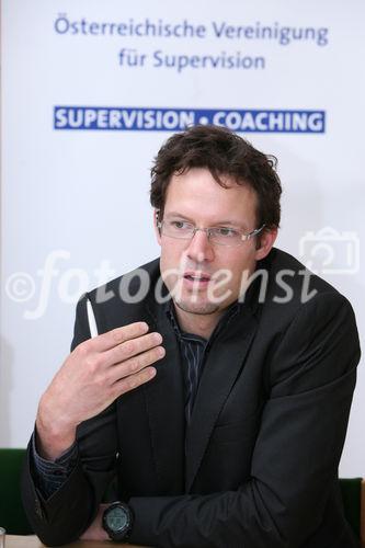 (C) fotodienst/Anna Rauchenberger - Wien, am 14.05.2009 - Für SupervisorInnen und Coaches ist die Fähigkeit, sich in die Gedanken- und Gefühlswelt ihrer KlientInnen hineinversetzen zu können, von zentraler Bedeutung. Die Fachtagung der Österreichischen Vereinigung für Supervision (ÖVS) von 15.-16. Mai in Salzburg präsentiert neueste Erkenntnisse der Hirnforschung. FOTO: Dr. Claus Lamm, Neurowissenschafter und Psychologe, Labor für Soziale und Neurale Systemforschung an der Universität Zürich