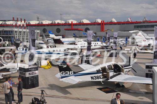 An der EBACE, Europa's grösste Private Aviation Messe in Genf, stehen dutzende von Business-Jets auf dem Rollfeld des Flughafen Cointreau in Genf. During EBACE; Europe's biggest privat aviation exhibition; dozends of business-jets are on the airstrip of Geneva's airport Cointreau 